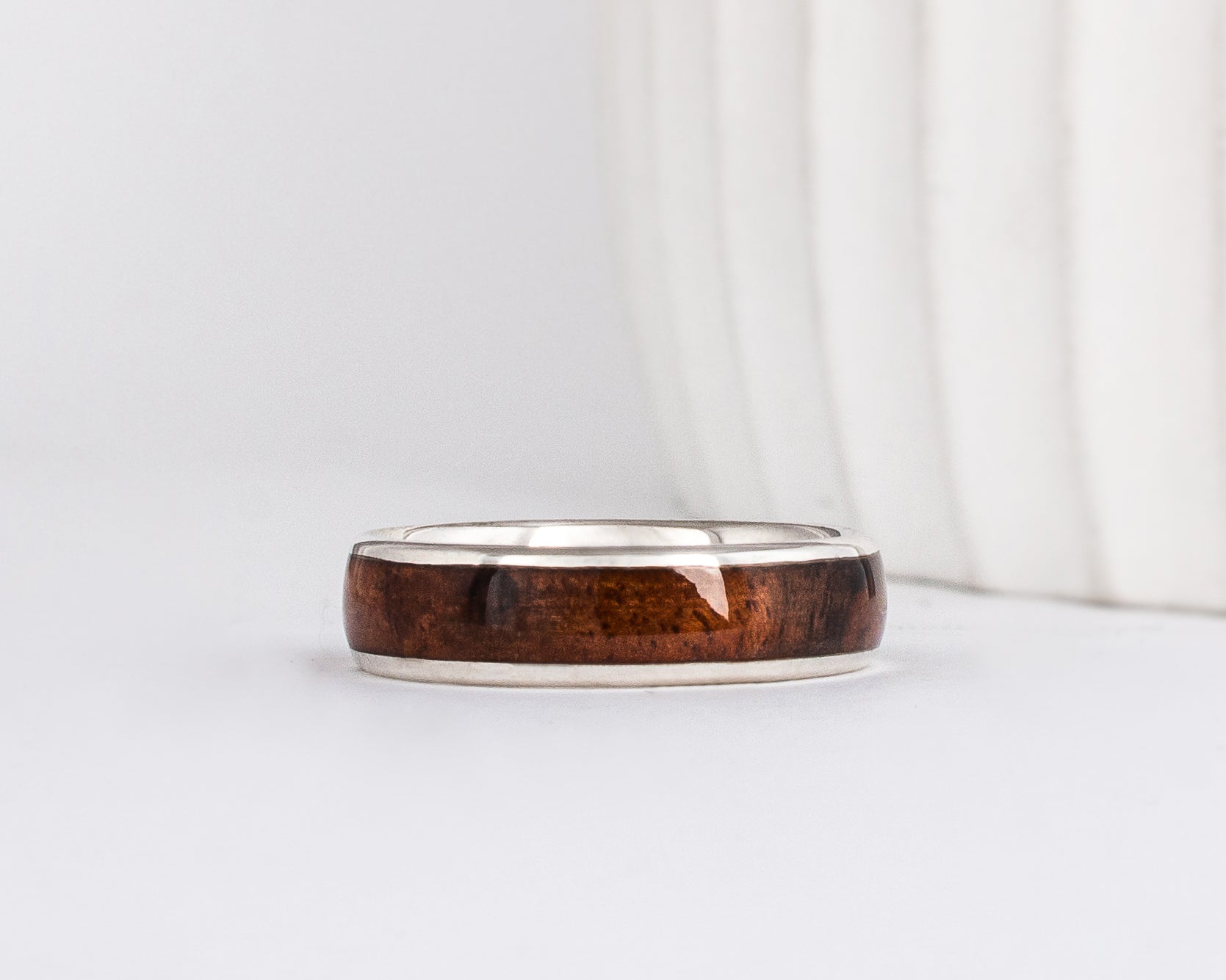 a men's wooden ring in white gold and featuring a walnut burl wood inlay